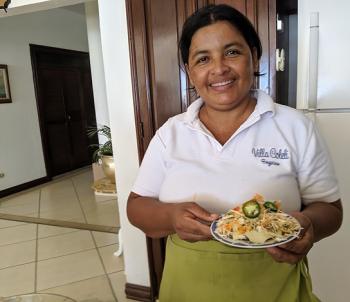 Sara Ayedris with a plate of <i>vigorón</i>. Photos by Sandra Scott